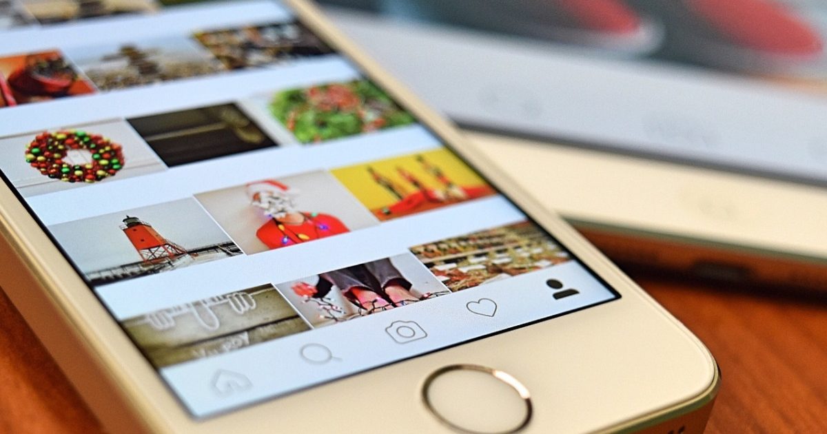 显示屏测试 App 的数据看板界面截图，深色背景上排布着坏点数量、色域覆盖与亮度均匀度等指标折线，霓虹玫红配色